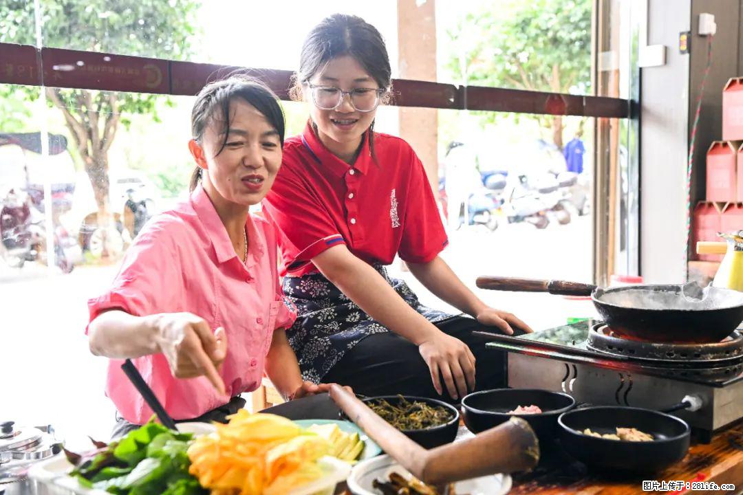 全网追的“扁担女孩”,找了一份暑假工,时薪12元 - 梧州生活资讯 - 梧州28生活网 wuzhou.28life.com