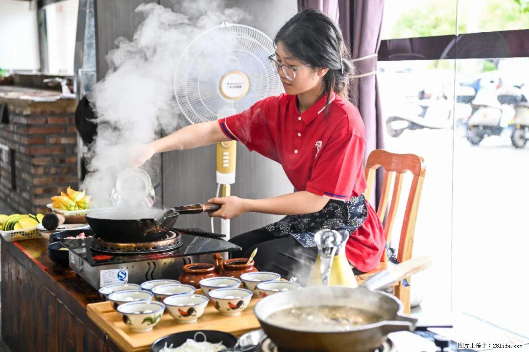 全网追的“扁担女孩”,找了一份暑假工,时薪12元 - 梧州生活资讯 - 梧州28生活网 wuzhou.28life.com